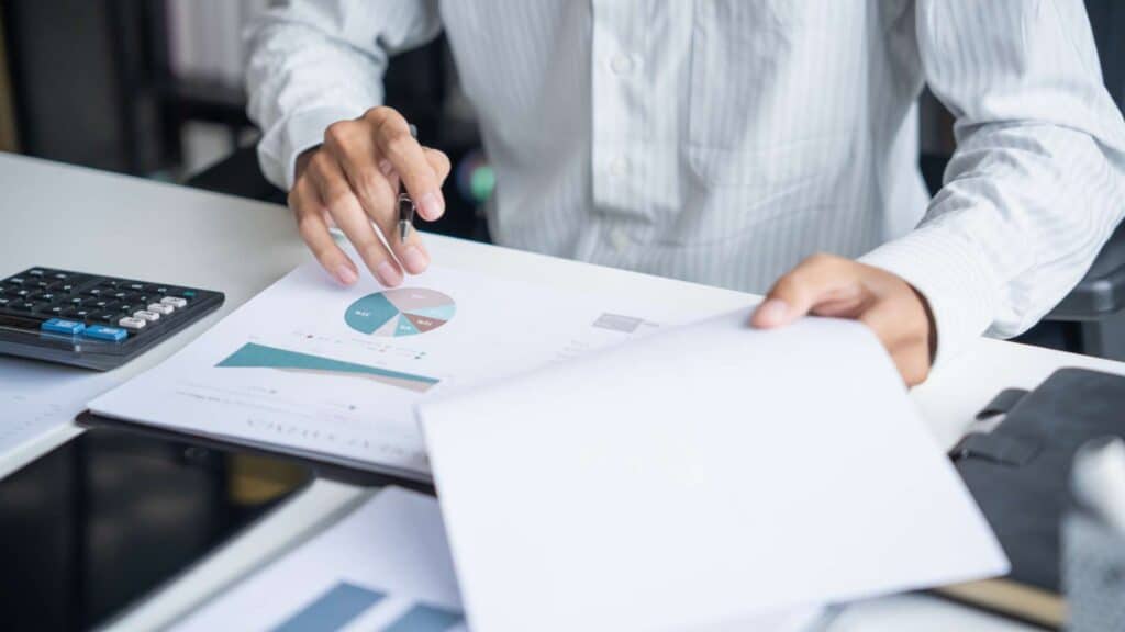 enterprise AE compensation benchmarks featured image